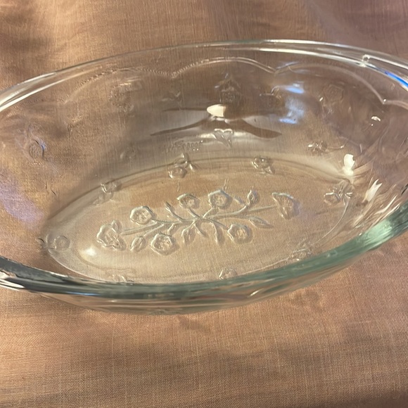 Beautiful 2-quart baking dish - Picture 3 of 9